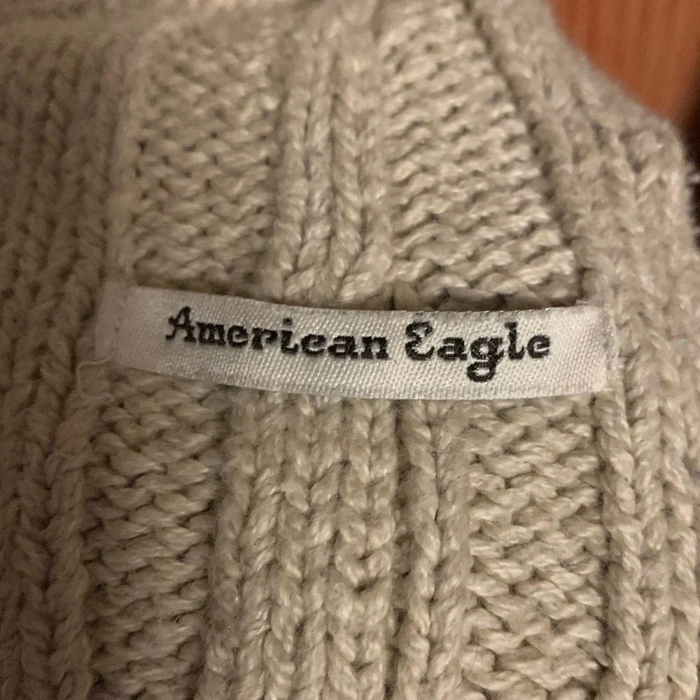 AMERICAN EAGLE AE CABLE KNIT HOODED SWEATER WITH WOODEN BUTTONS Beige Cream Tan - Picture 4 of 8